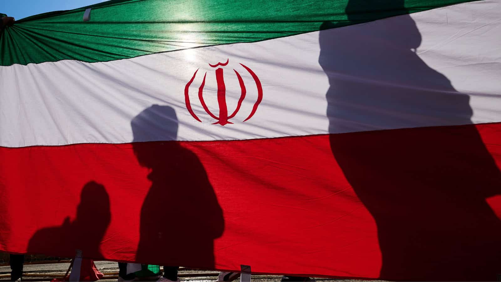 إيران تقيم جنازة لبحارة السفينة الحربية الذين قتلوا وألومنيوم البحرين تخفض إنتاجها