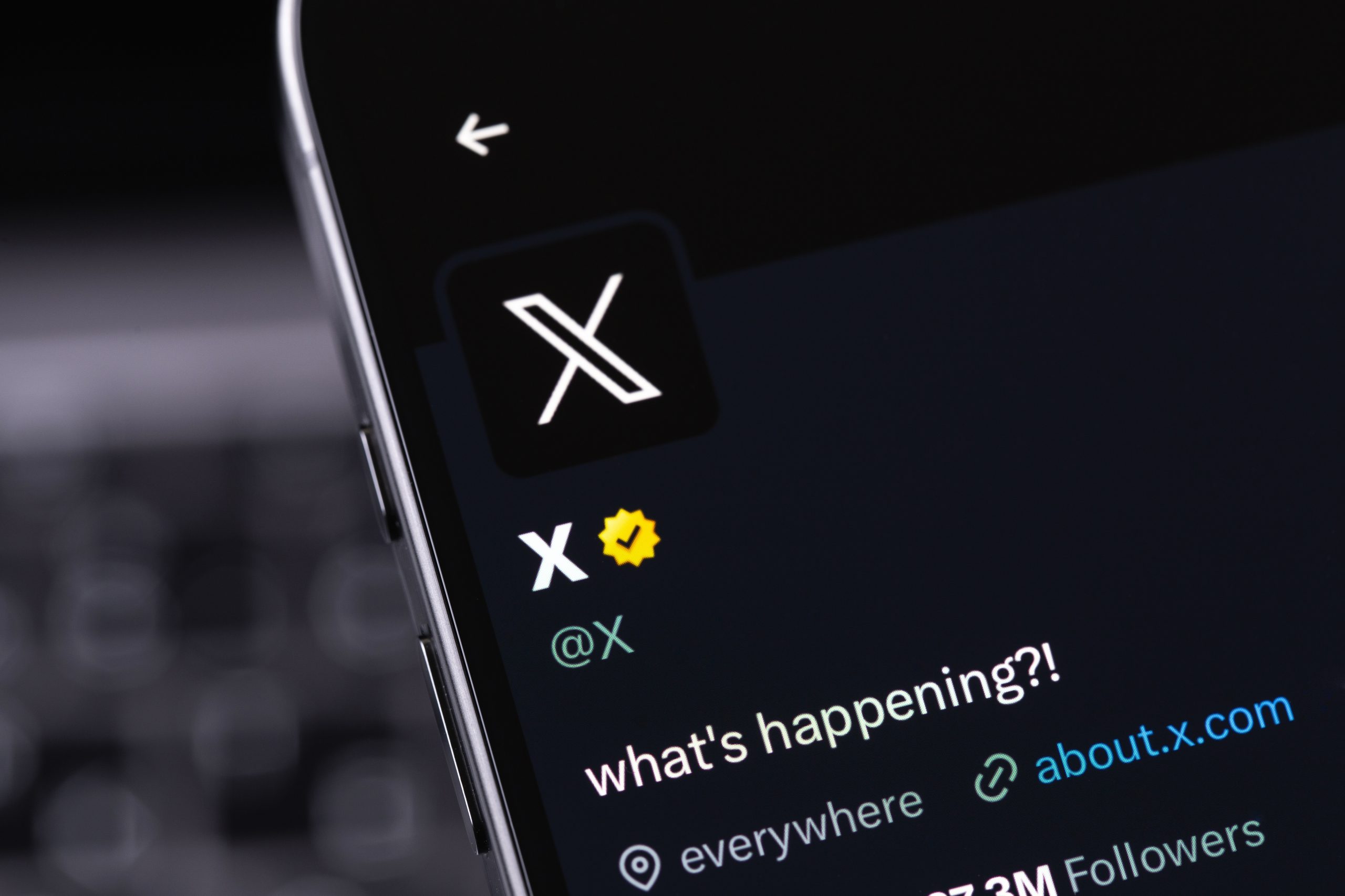 سنغافورة تتصل بـ X بسبب صور إباحية أنتجها Grok AI.