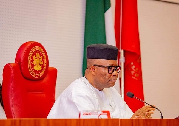 يقود أكبابيو حملة مجلس الشيوخ لتشديد الرقابة على التكنولوجيا المالية، والتحقيق في مخططات بونزي، وتنظيم العملات المشفرة