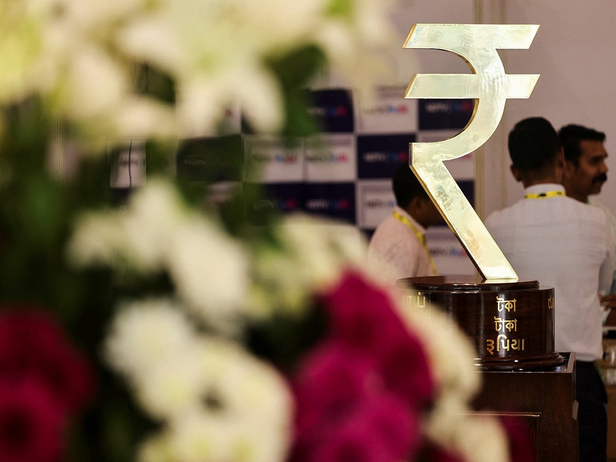 الروبية تصل إلى مستوى قياسي منخفض عند 95.96 وسط صدمة النفط، وتنتهي بارتفاع طفيف