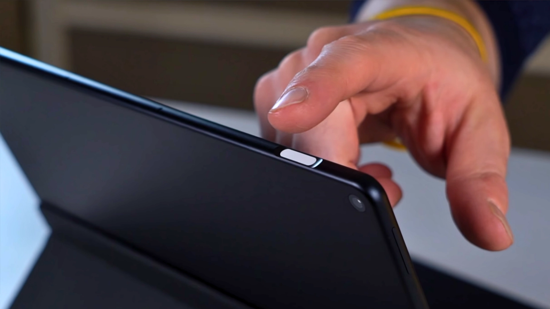 جهاز Chromebook اللوحي "Sapphire" مقاس 13 بوصة من Lenovo يضع علامة أخرى في قائمة رغباتي للأجهزة المتطورة.