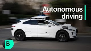 كيف يمكن مقارنة استراتيجية Waymo بدون سائق باستراتيجية Tesla؟
