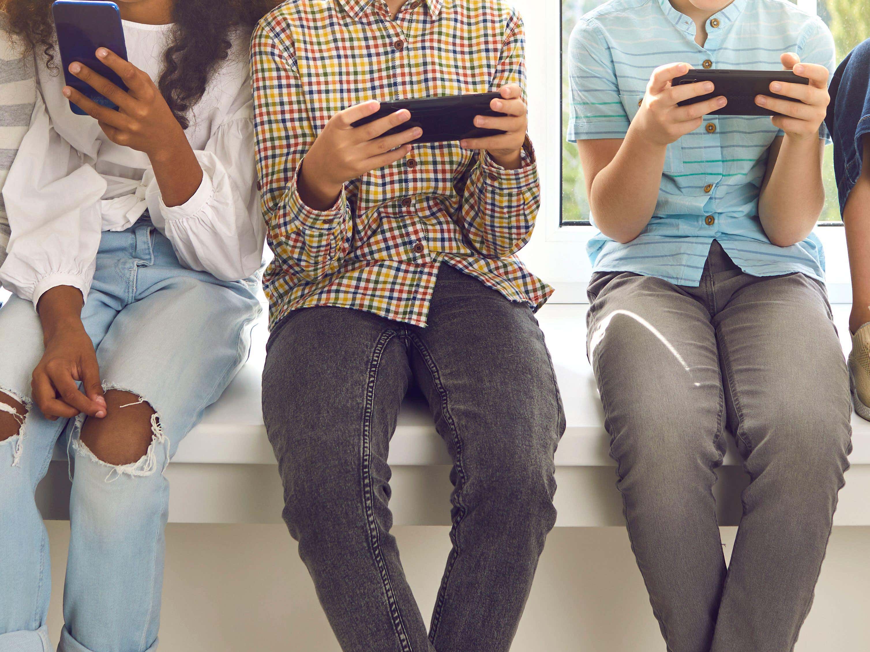 نصف الآباء لم يجروا محادثات مع أطفالهم حول الأضرار عبر الإنترنت - إليكم كيف تهدف الحكومة إلى بدء المناقشات