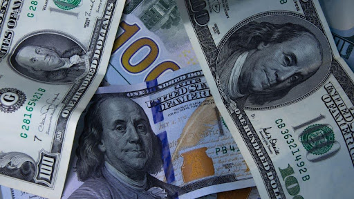 كيف يحرك الدولار الأمريكي أسواق العملات العالمية كل يوم