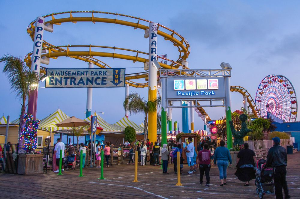 هل شركة Six Flags Entertainment Corporation (FUN) هي أسهم جيدة للشراء الآن؟