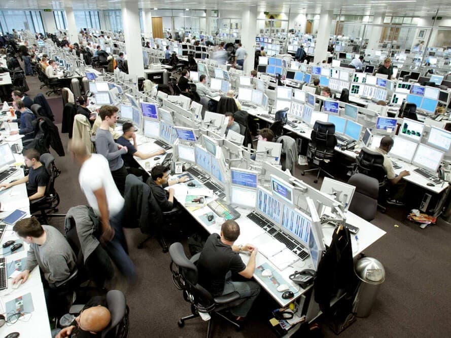 Las restricciones del Estrecho de Ormuz mantienen elevados los precios del petróleo