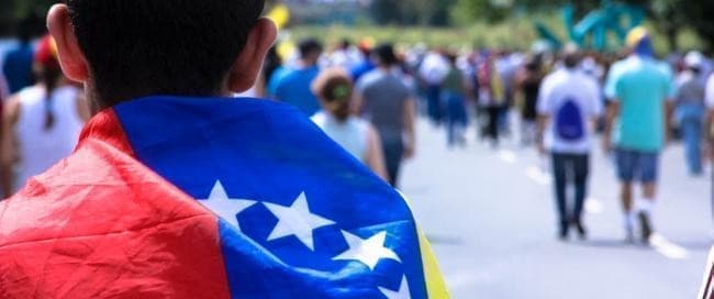 دولة خليجية تدرس إعادة هيكلة قطاع الطاقة في فنزويلا