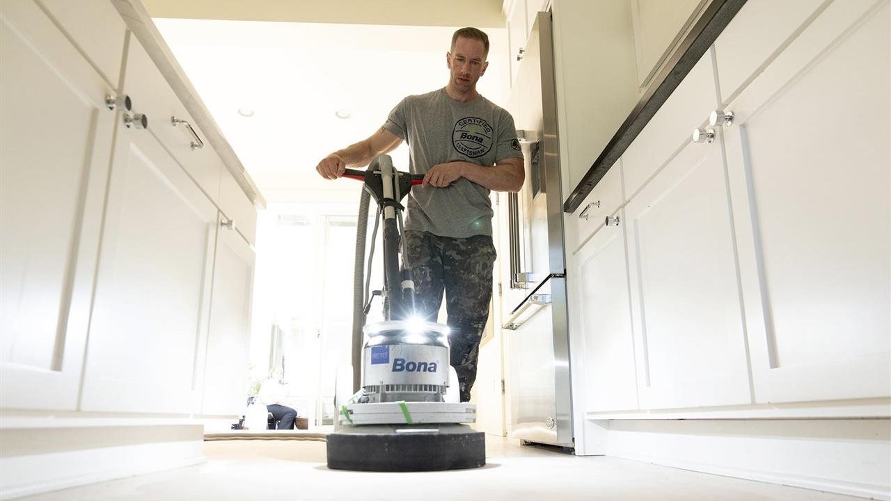 أحد أبرز اتجاهات تشطيب الأرضيات الخشبية الصلبة لعام 2026: الأنظمة المائية