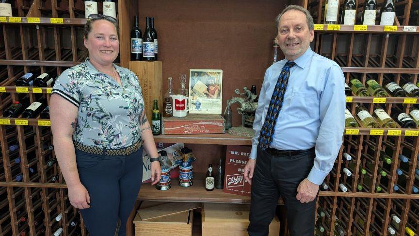 أربعة أجيال، 80 عامًا في متجر Max's Package Store