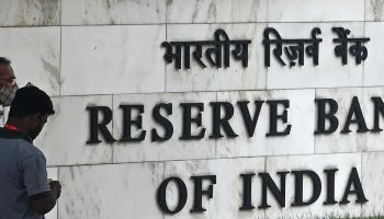 La rupia india se recupera después de que el RBI limitara las operaciones bancarias