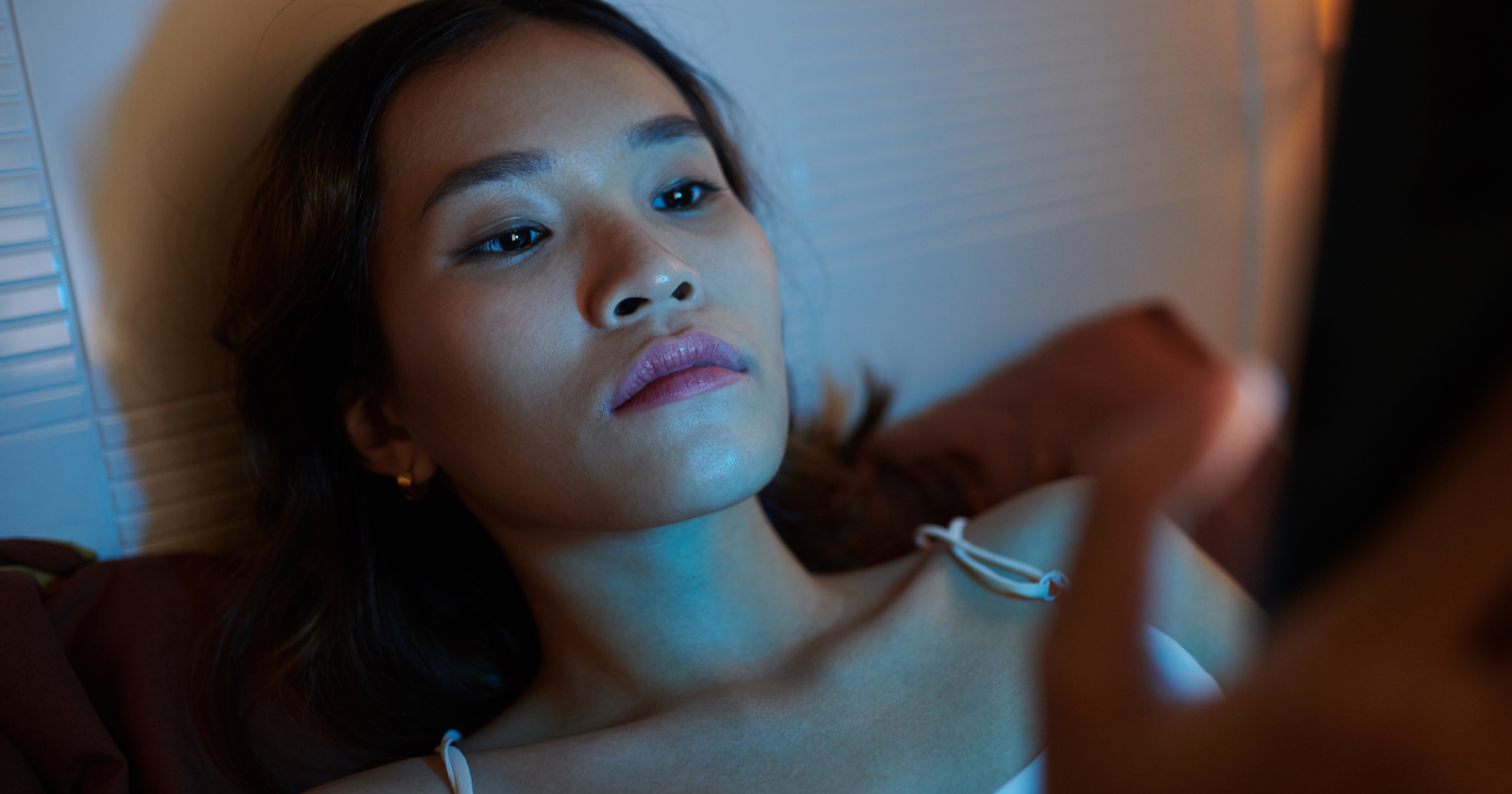 هاتفك لا يشتت انتباهك، بل إنه ينهي جملة بدأها قلقك