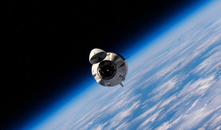 La Estación Espacial Internacional vuelve a tener tripulación completa, con cuatro astronautas en camino en una misión SpaceX