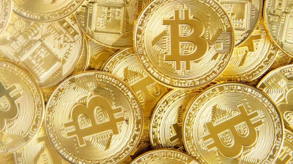 Bitcoin extends losses down 6%, tracking global weakness in tech stocks