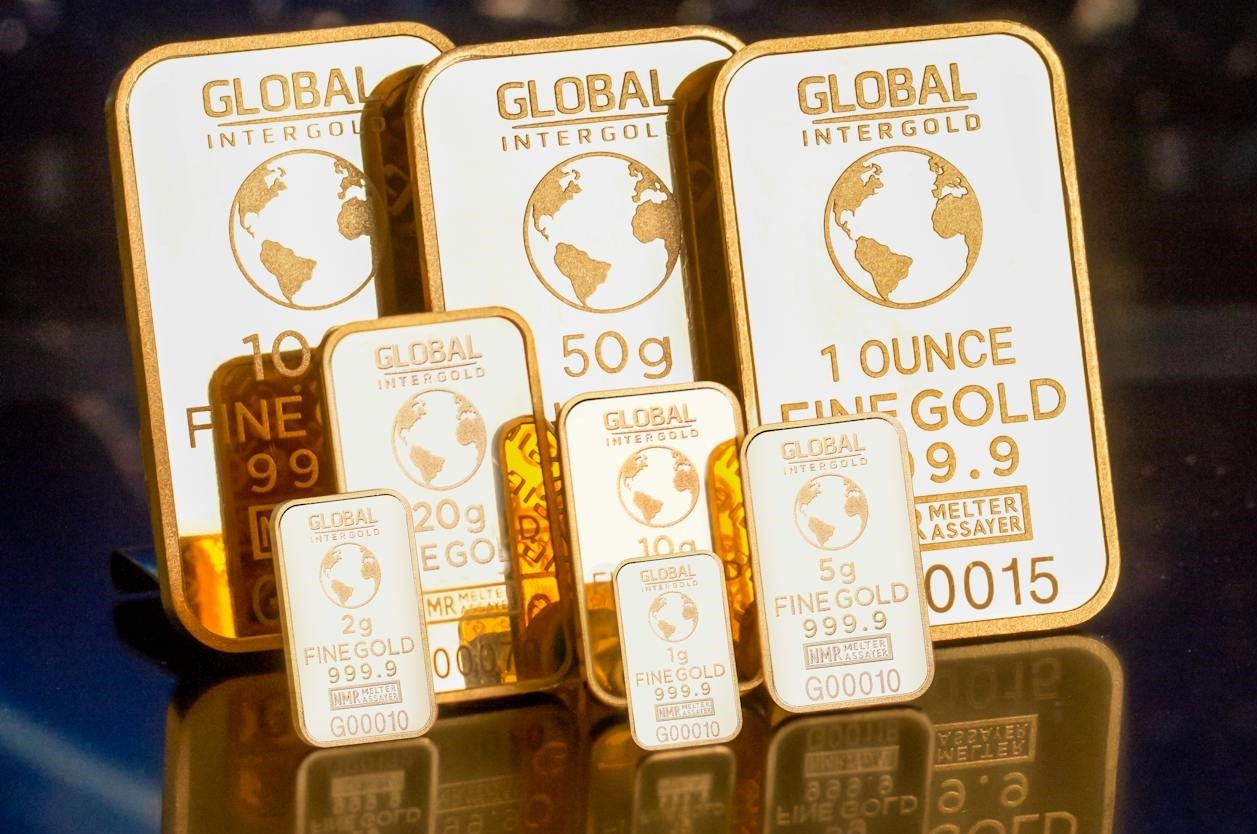 ارتفعت أسعار الذهب للجلسة الرابعة على التوالي حيث عززت تعريفات ترامب الطلب على الملاذ الآمن