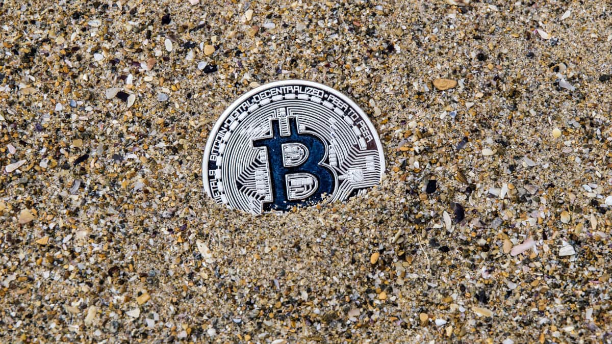 مع استمرار تقلب عملة البيتكوين، يلجأ المستثمرون إلى العملات المستقرة والتمويل اللامركزي: ما تحتاج إلى معرفته