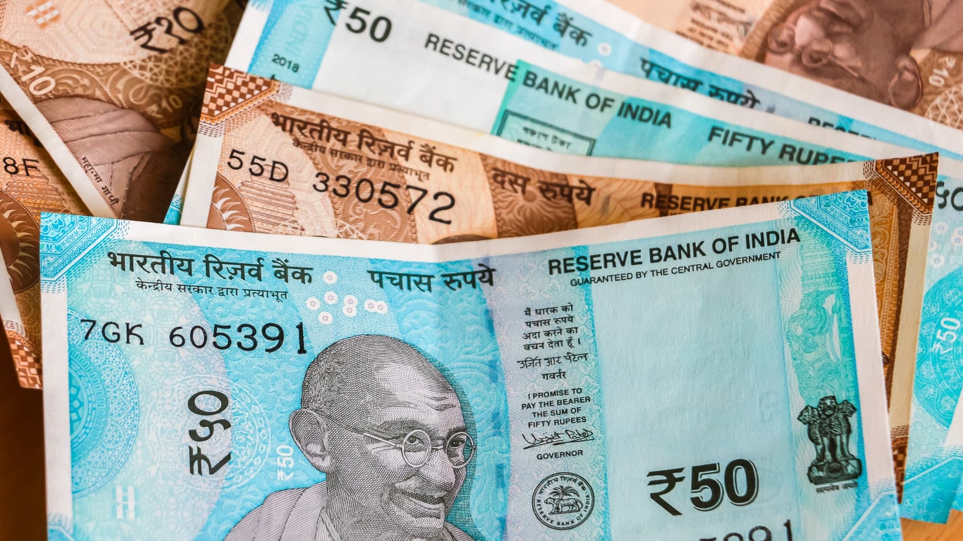 الروبية ترتفع بشكل طفيف لكن الارتفاع القوي معلق في انتظار بنك الاحتياطي الهندي ووضوح الصفقة التجارية