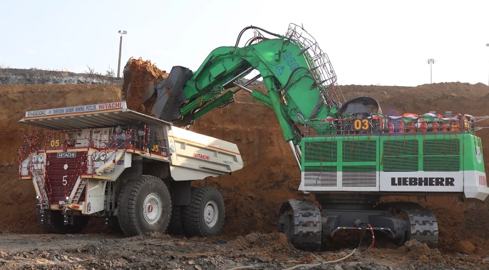لويدز ميتالز تحقق أول تحويل كهربائي في العالم للحفارة Liebherr R996
