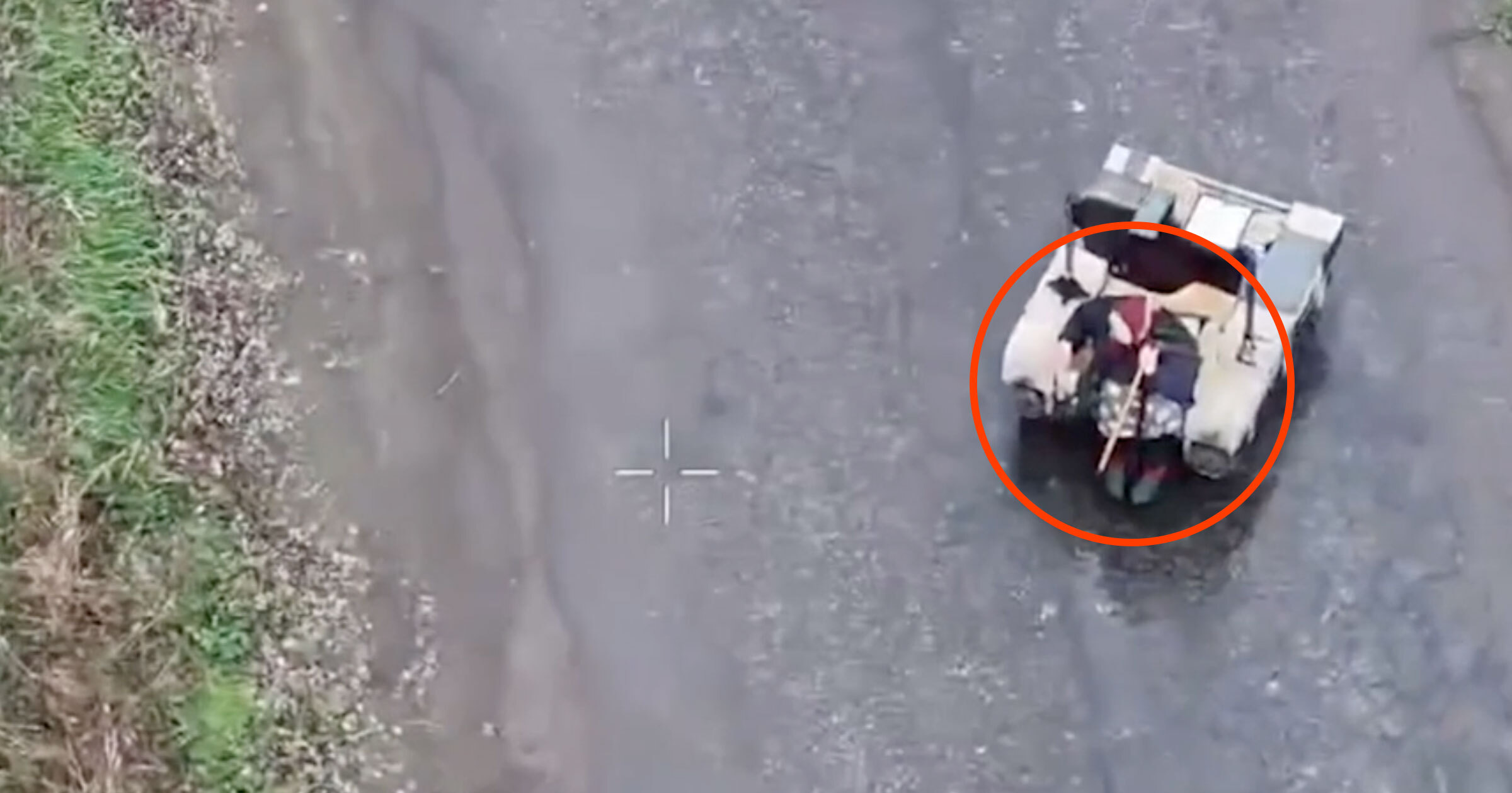 Video salvaje muestra a tropas ucranianas evacuando a Babushka con un robot militar