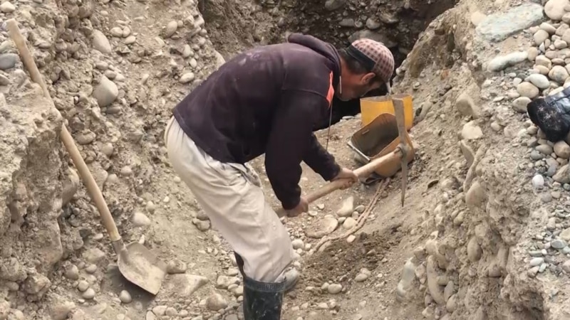 نزاعات عمالية ومخاوف أمنية تختبر المشاريع الاقتصادية الصينية في طاجيكستان.