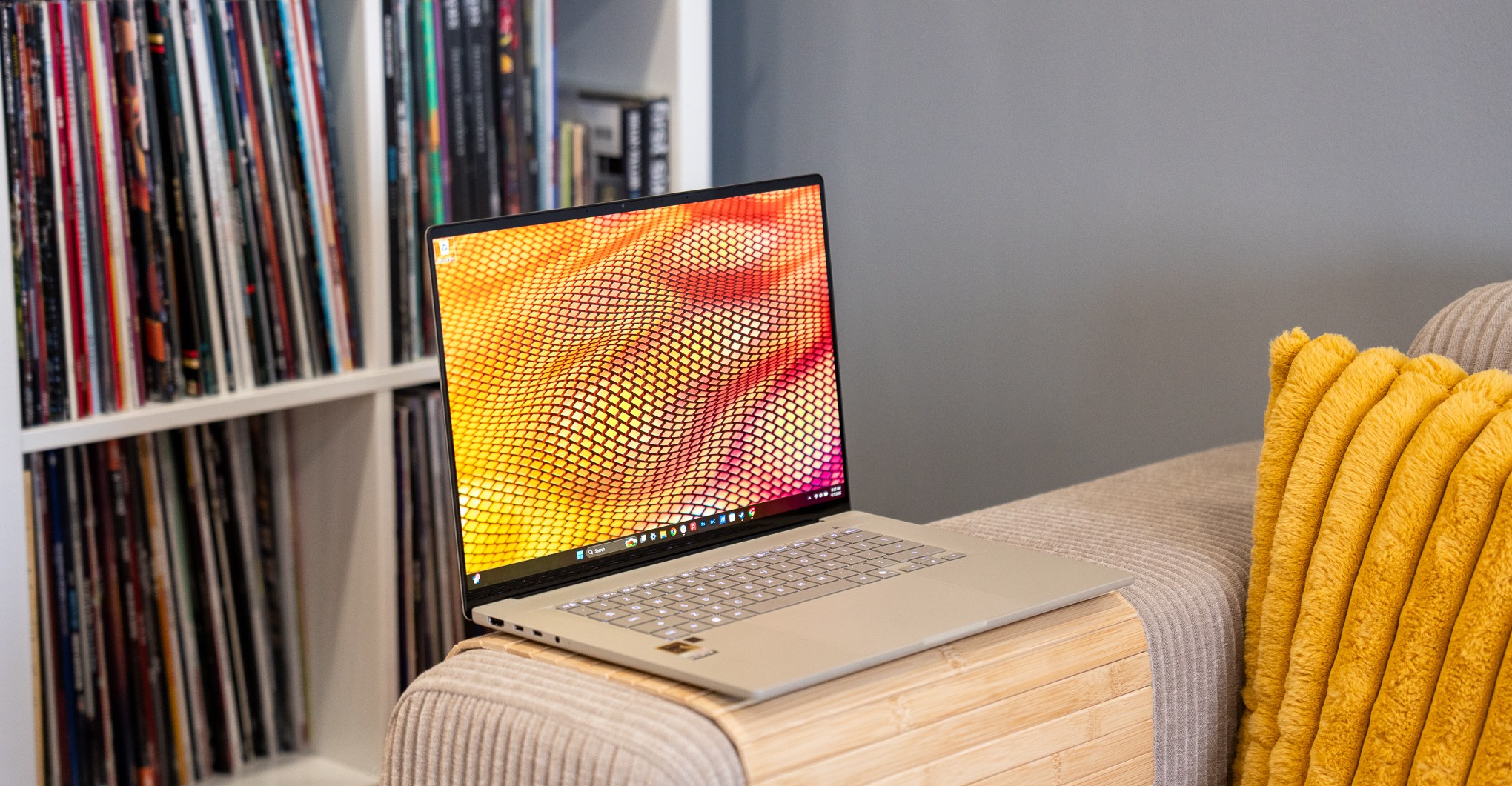 يعد الكمبيوتر المحمول خفيف الوزن مقاس 16 بوصة من Asus بديلاً رائعًا لجهاز MacBook Air