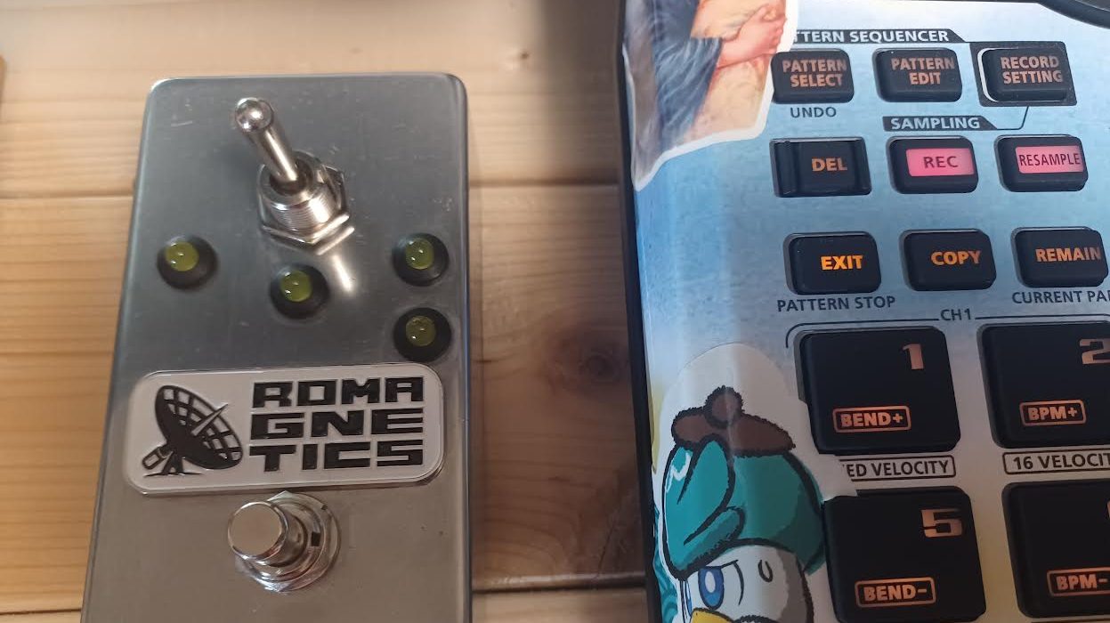 دواسة MIDI مصاحبة تدعم جهاز Groovebox من رولاند.