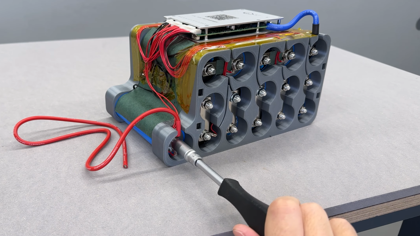 تحديث بطاريات الرصاص الحمضية إلى فوسفات حديد الليثيوم.