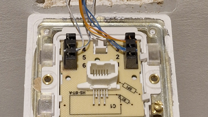 عند تعطل شبكة الطاقة الكهربائية، استخدم أسلاك الهاتف.