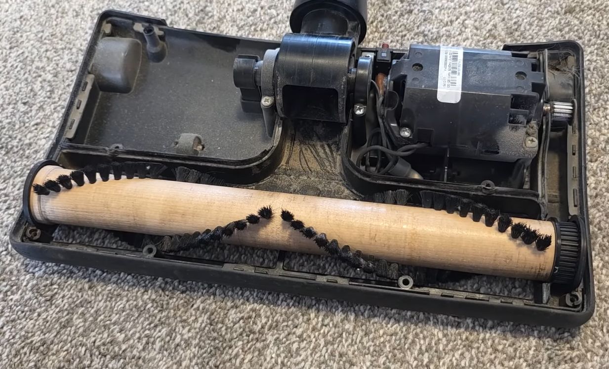 صيانة المحامل "غير القابلة للصيانة" في رأس طاقة المكنسة الكهربائية.