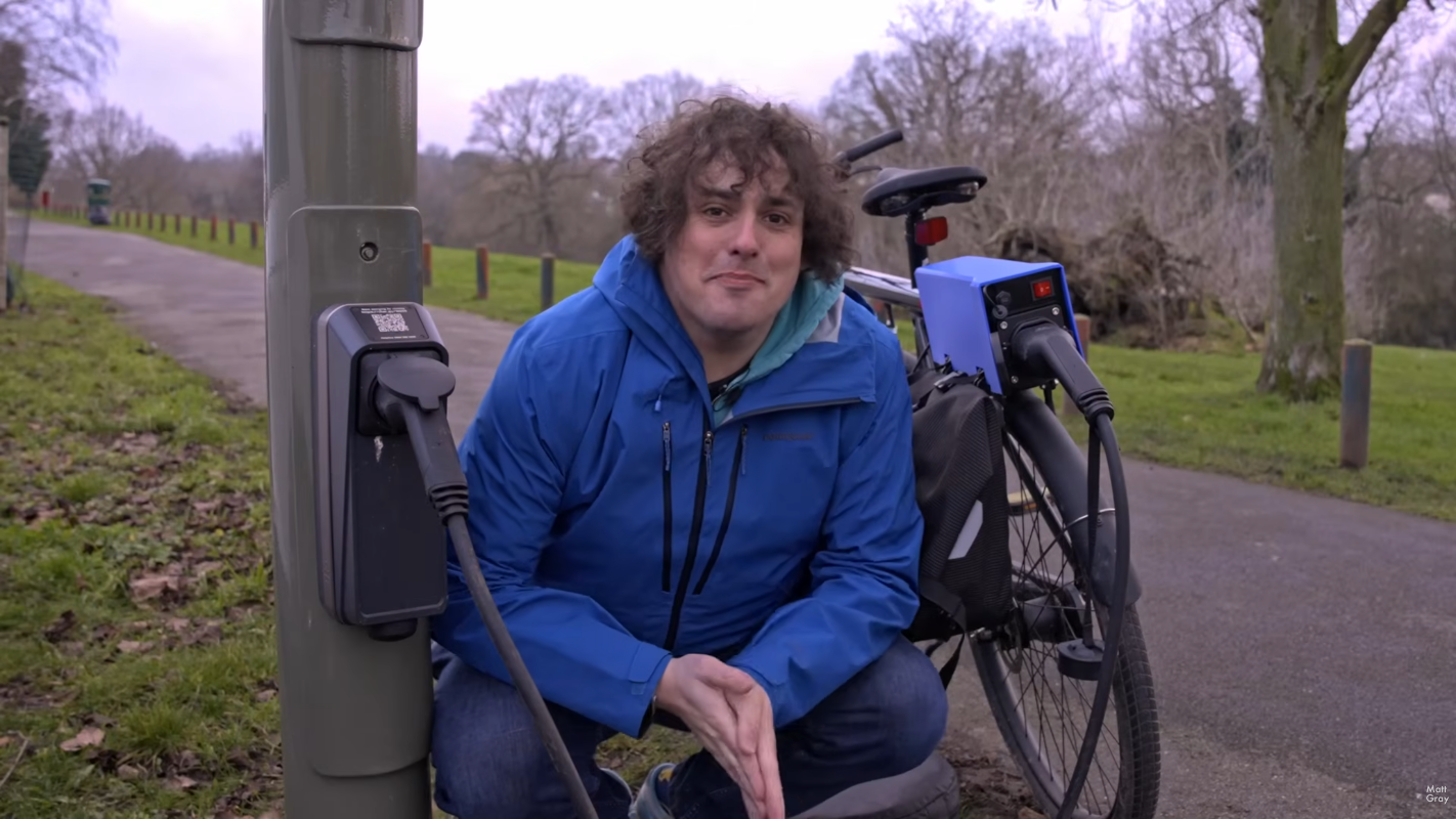 Cargas de bicicletas eléctricas en estaciones de carga de automóviles