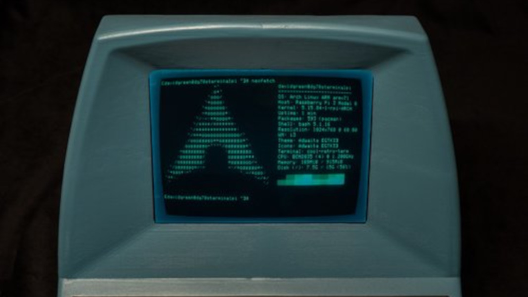 نسخة طبق الأصل من محطة الكمبيوتر مستوحاة من أجهزة السبعينيات