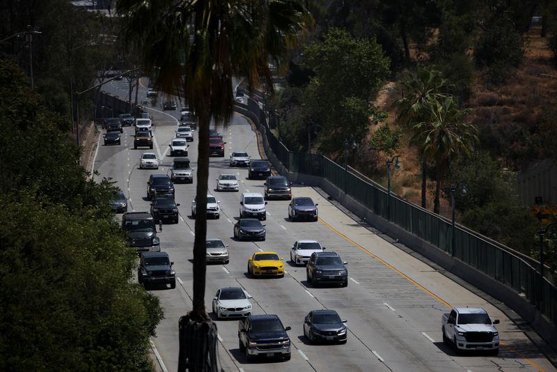 Democratic lawmakers urge Trump to drop vehicle fuel economy rollback proposal