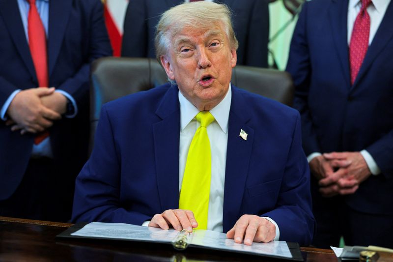 تظل موافقة ترامب بالقرب من أدنى مستوى قياسي حيث يتوقع معظم الأمريكيين ارتفاع أسعار الغاز