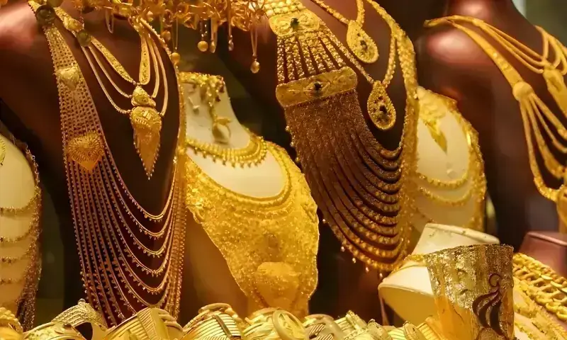 Gold slides in Pakistan as global rates retreat
