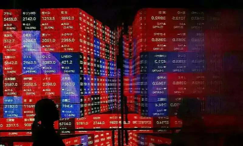 تراجُع الأسهم وتَخَبُّط الدولار وسط مخاوف الأسواق من مُقامَرة ترامب بشأن غرينلاند.