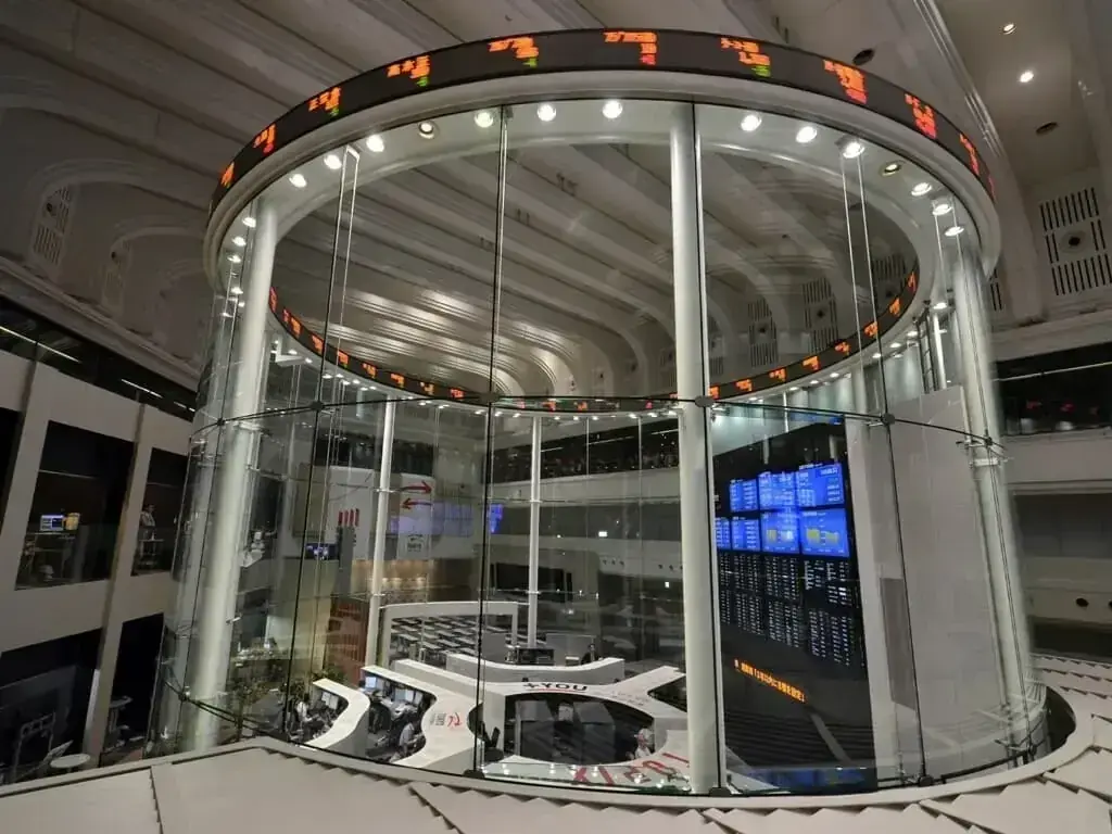 انزلاق مؤشر نيكاي بفعل عمليات بيع مكثفة في قطاعي التكنولوجيا والموارد على الرغم من ضعف الين.