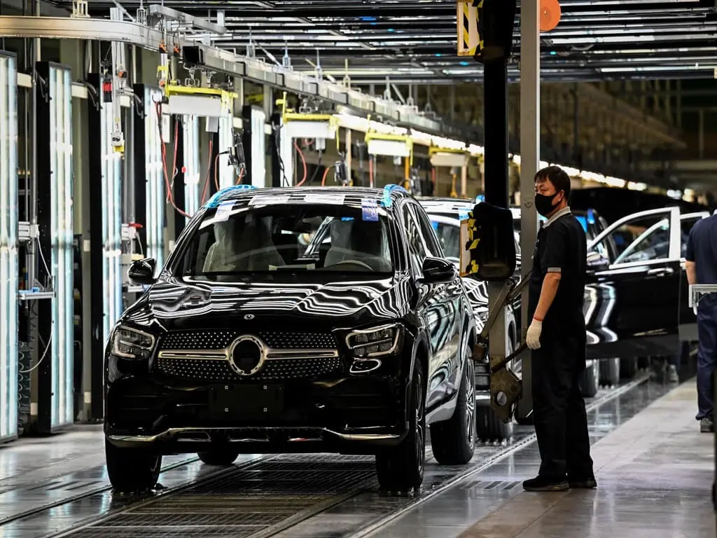 Foreign cars flow to Russia through China