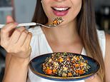 Los alimentos que pueden ayudarte a vivir MÁS TIEMPO: Los científicos recomiendan a las mujeres que coman más quinua... mientras que a los hombres se les insta a consumir más café