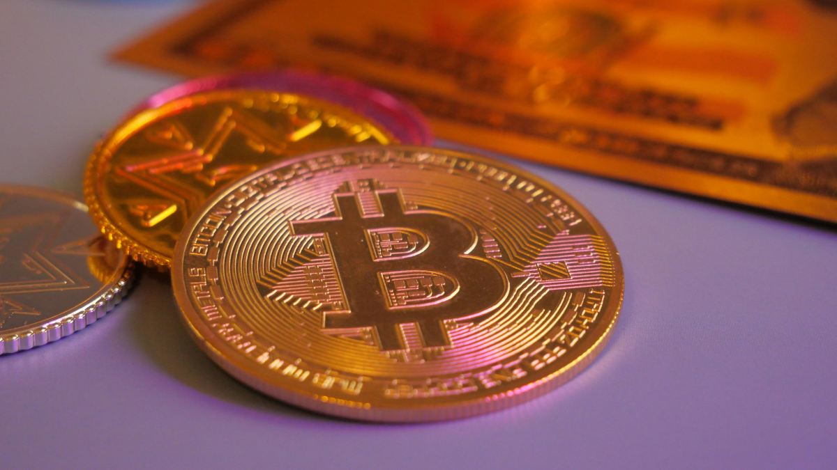 تنتعش عملة البيتكوين مع عودة المشترين على الرغم من مخاوف تدفق صناديق الاستثمار المتداولة