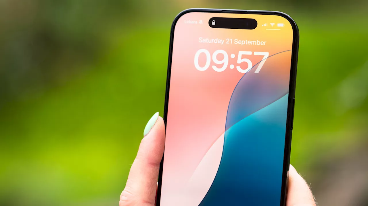 قد يقوم جهاز iPhone الخاص بك قريبًا بتمكين ميزة مكافحة السرقة التي كانت اختيارية في السابق