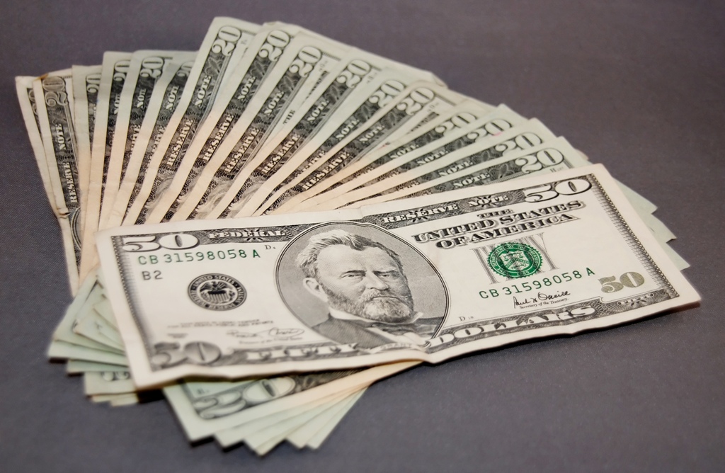 ارتفاع الذهب يشير إلى عهد الدولار المتذبذب