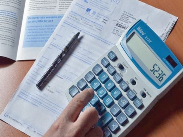 البنوك تفتح أبوابها مع وصول العجز الضريبي إلى 374 مليار روبية.