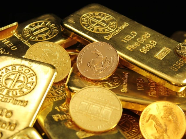 Gold prices drop by Rs700 in Pakistan as global rates fall