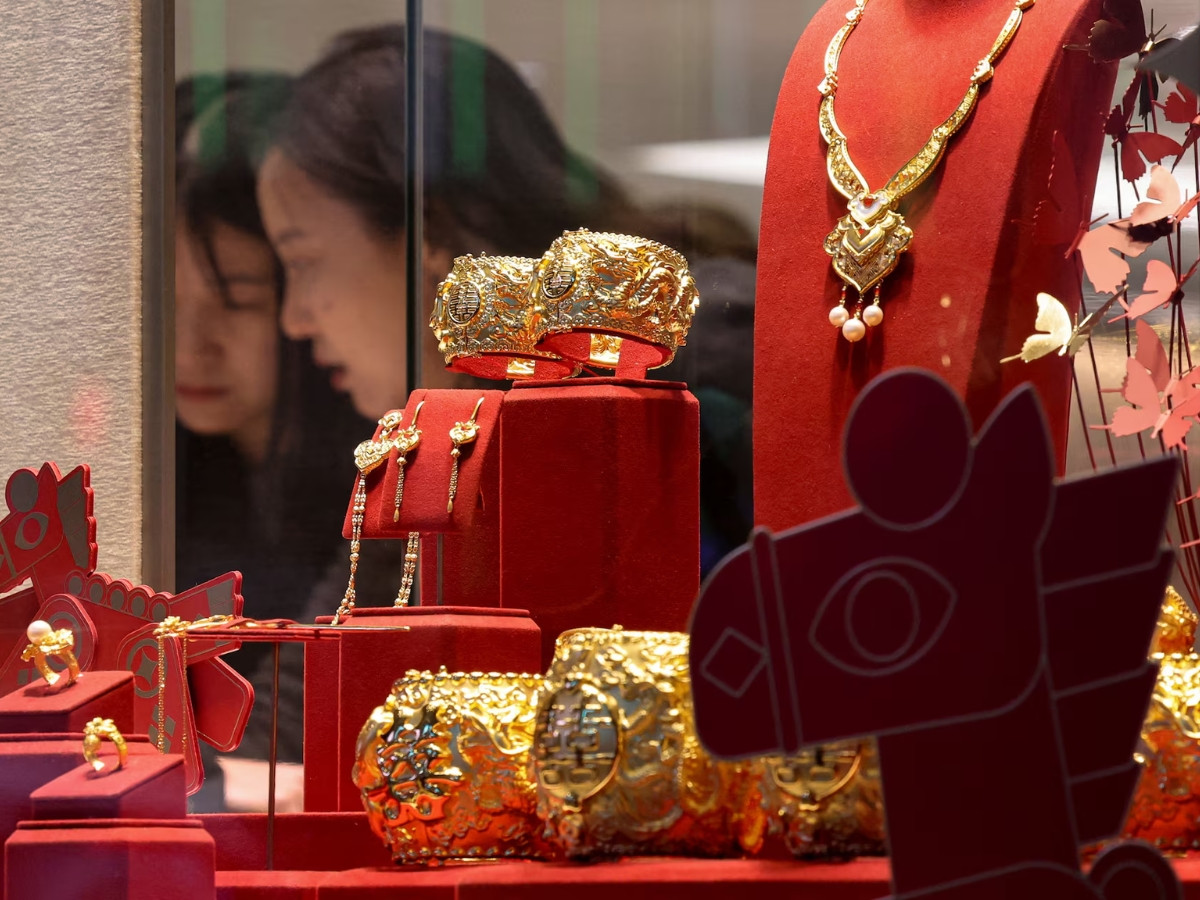 Gold, silver prices rise further in local, international markets