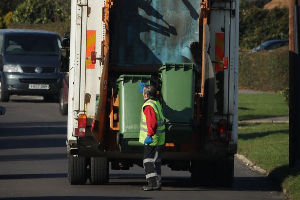 Binman insta al Reino Unido a "dejar de tirar un artículo a la basura" y dice "use Primark"