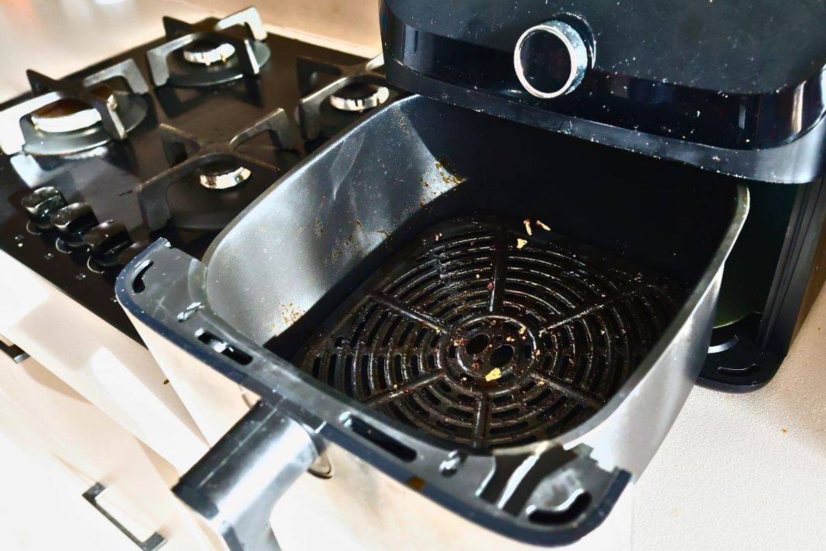 لن تكون المقلاة الهوائية فوضوية أبدًا إذا اتبعت عادة سهلة لمدة 10 ثوانٍ بعد كل استخدام.