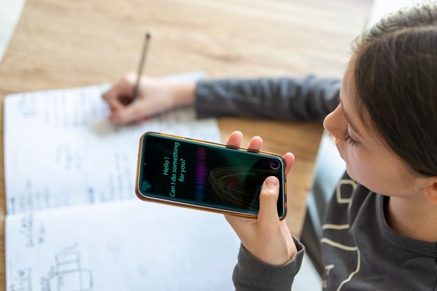 "روبوتات الدردشة المدعومة بالذكاء الاصطناعي 'تضر بالمهارات الاجتماعية للأطفال'"