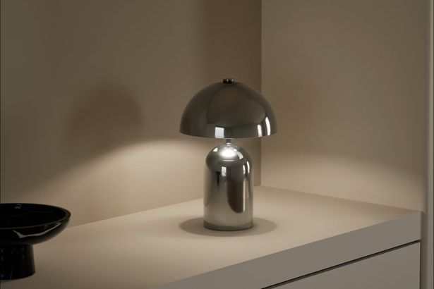 مصباح الطاولة اللاسلكي من "إم آند إس" يحقق "مبيعات سريعة" ومثالي للزوايا المعتمة التي تفتقر إلى المقابس الكهربائية.