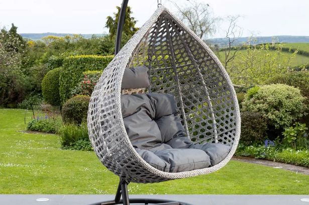 كرسي البيض المعلق "المريح للغاية" من دبنهامز أصبح الآن خصمًا بقيمة 60 جنيهًا إسترلينيًا لفصل الربيع