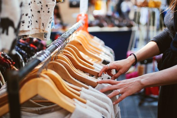 "أنا خبير مالي - إليك 10 أشياء أبحث عنها دائمًا في المتاجر الخيرية"