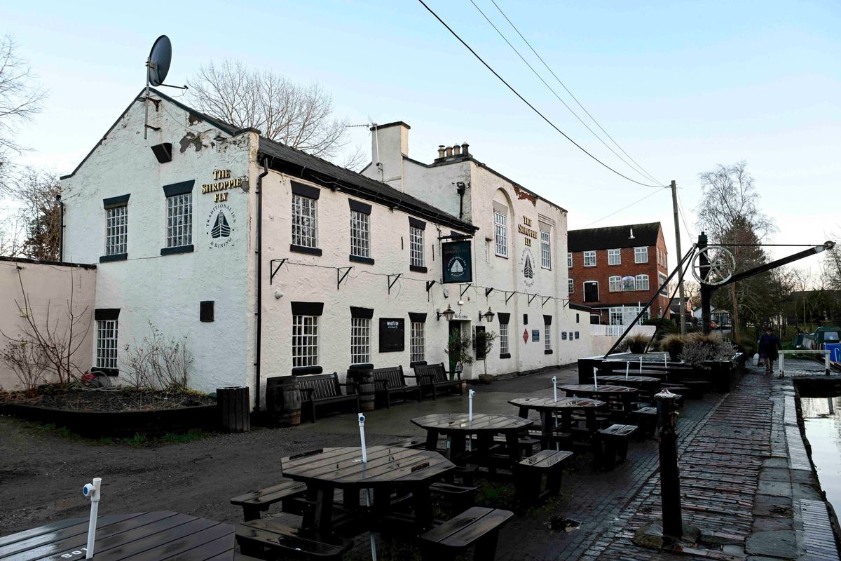 إغلاق حانة "كانالسايد" لمدة 32 يومًا لتجديدها بتكلفة 200 ألف جنيه إسترليني.